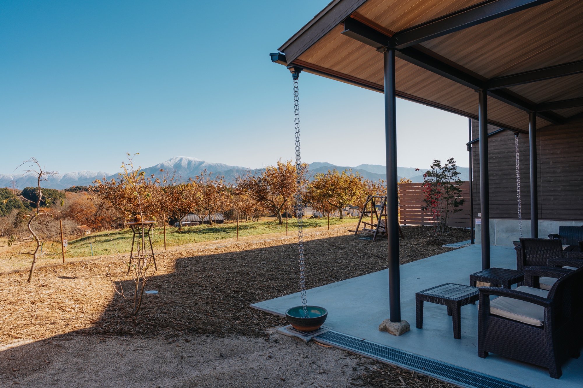 良平堂 栗カフェ テラス席と南アルプスの眺め